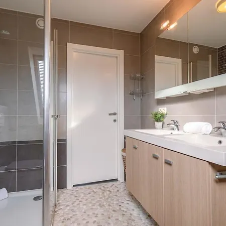 Superb Duplex In A Recently Finished Building, Very Centrally Located But Still Within Walking Distance Of The Sea And The Beach Ostende